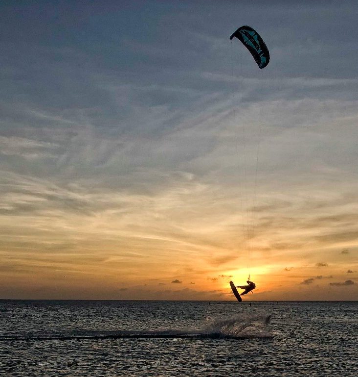 Kitesurf al atardecer