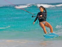 Chica haciendo kitesurf