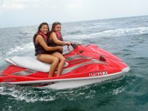 Chicas en moto de agua