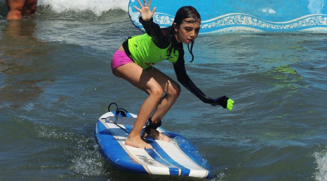 Niña surfeando