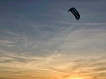 Kitesurf al atardecer