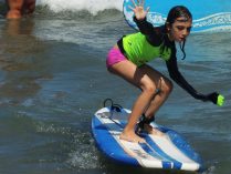 Niña surfeando